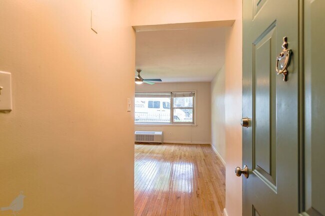 Foto del edificio - Two Bedroom Beauty in Petworth! Two Parkin...