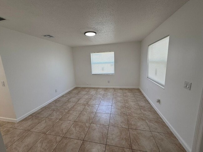 Building Photo - 1130 N F St