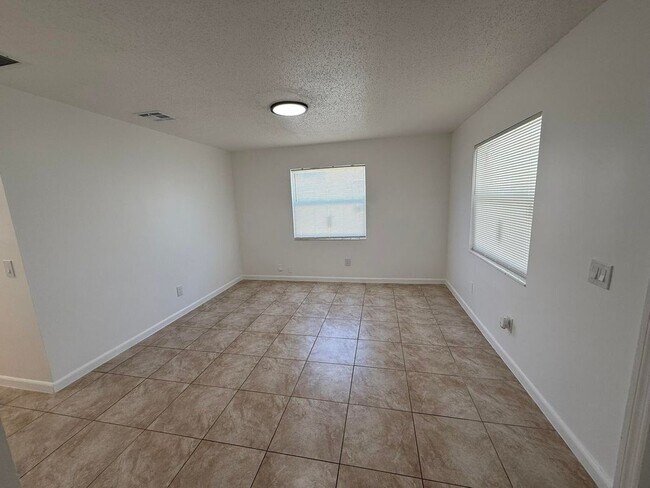 Foto del edificio - 1130 N F St