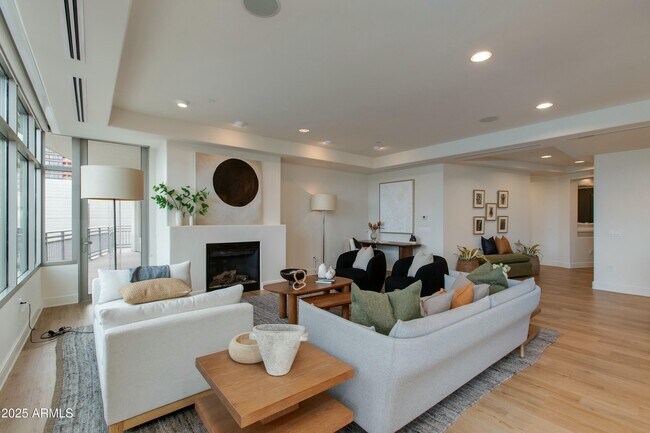 Foto del edificio - 2211 E Camelback Rd