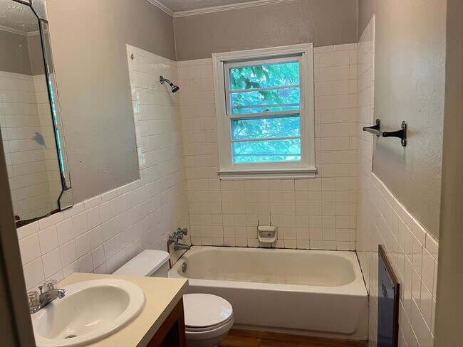 Building Photo - *$1200 Move In Special*