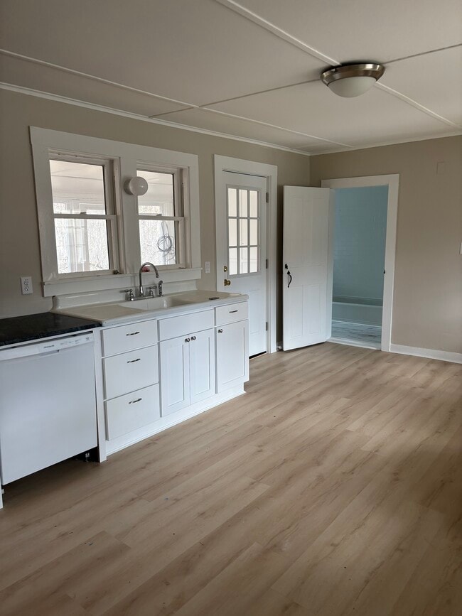 Kitchen - 995 Western Ave