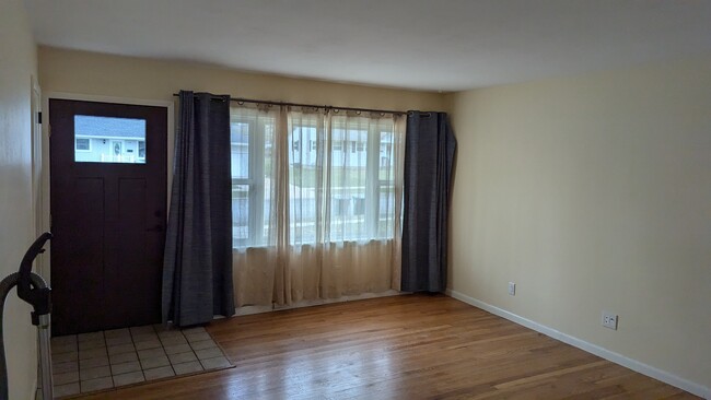 living room, facing street - 5310 Camden Rd