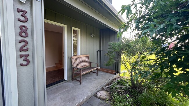 Building Photo - Awesome 3 Bed Townhouse w/great views! Bac...