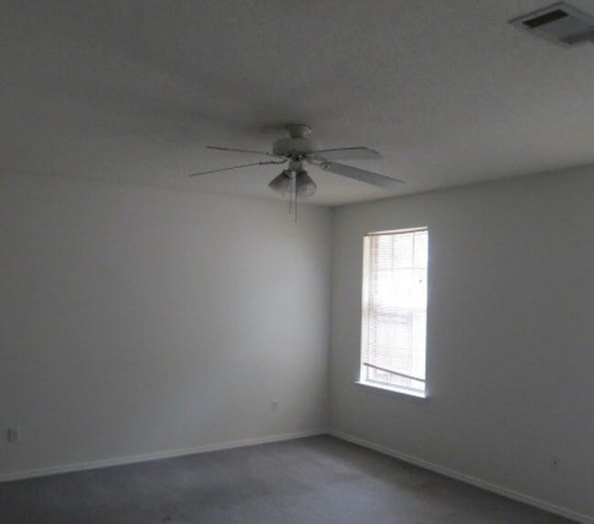 Building Photo - Easy access to shopping & interstate!