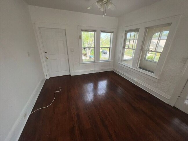 Foto del edificio - Two bedroom one bath second-floor apartment featuring a huge balcony!