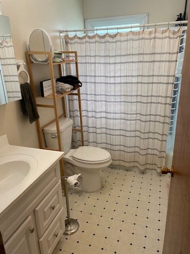Foto del edificio - 3 BR, 1 bath, fenced in back yard