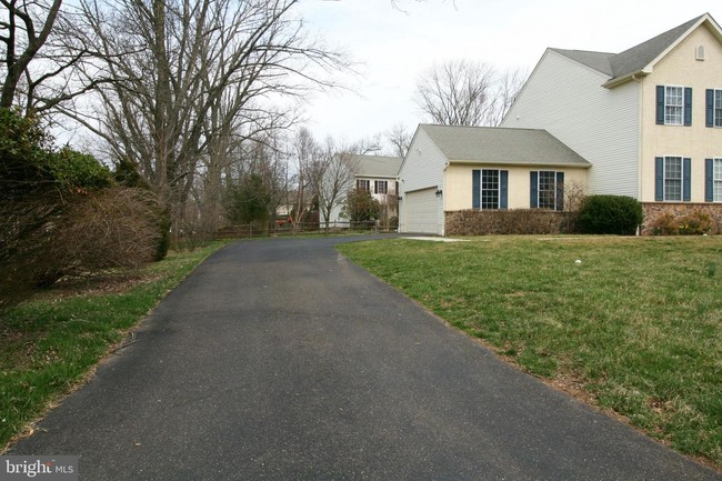 Building Photo - 111 Country Ln