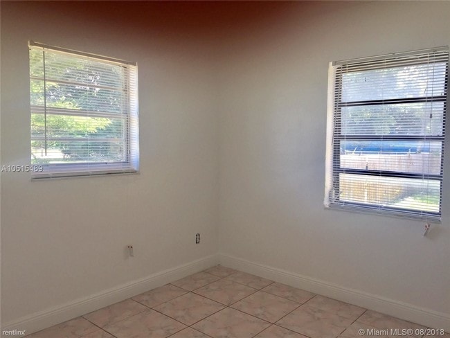 Foto del edificio - 2 br, 1 bath Duplex - 1720 NW 50th St # 1722