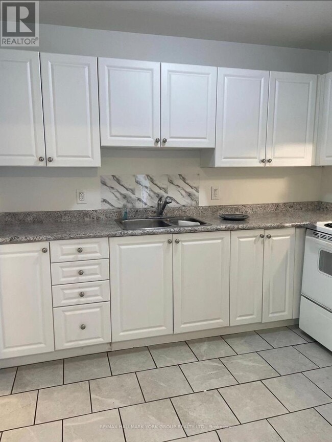 Building Photo - 165 Anne St S