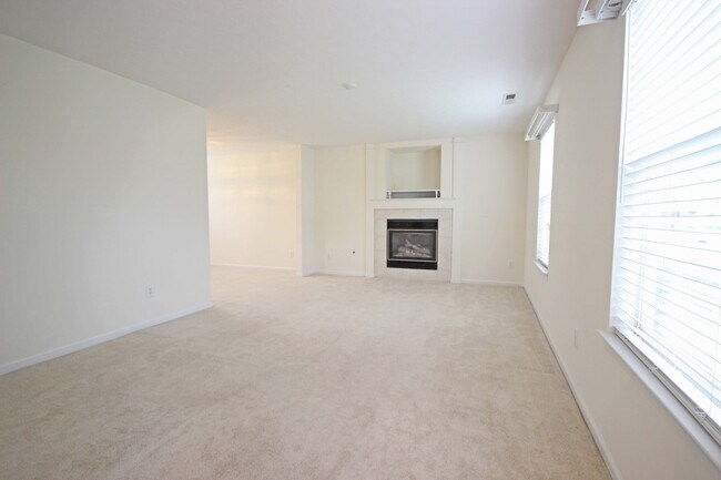 Building Photo - Lovely Home in Springhill Community