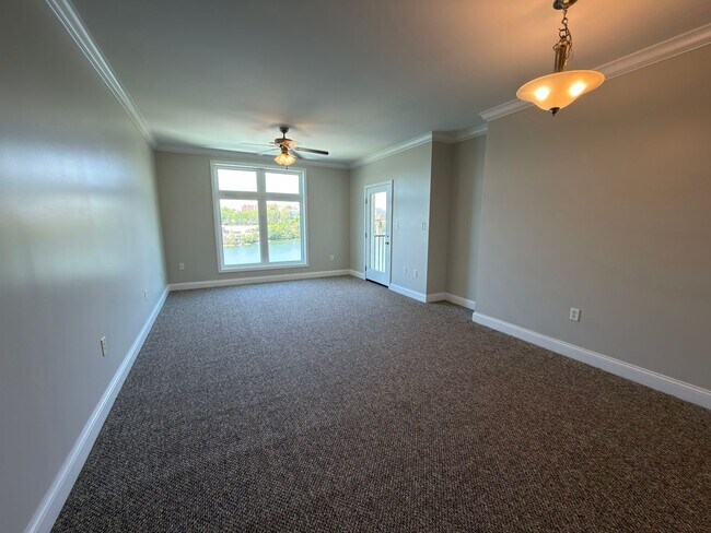 Foto del edificio - **Stunning Waterfront Condo in Downtown Knoxville**  2 Bedroom, 2 bath Fully renovated! Available...