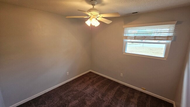 Building Photo - 3 BD 2 BA in Shamrock Village