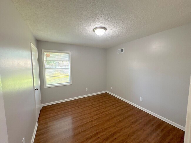 Foto del edificio - 4316 Springwind Rd