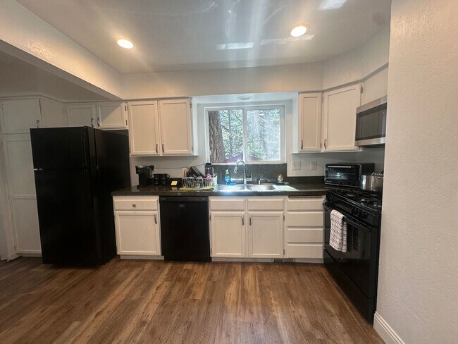 Building Photo - Charming 3 Bed, 2 Bath on Gardner Mountain