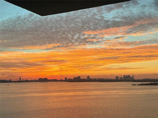 Foto del edificio - 650 NE 32nd St