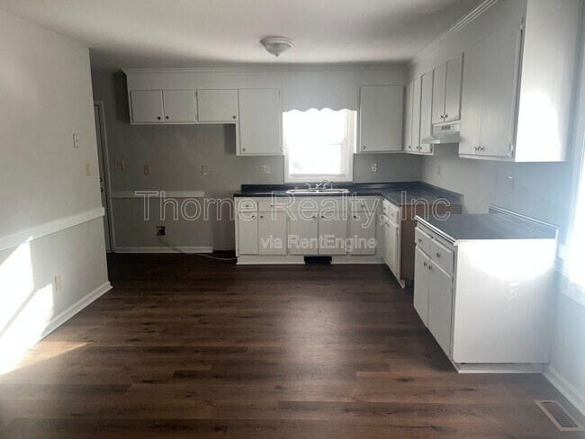 Foto del edificio - 1704 Charter Dr