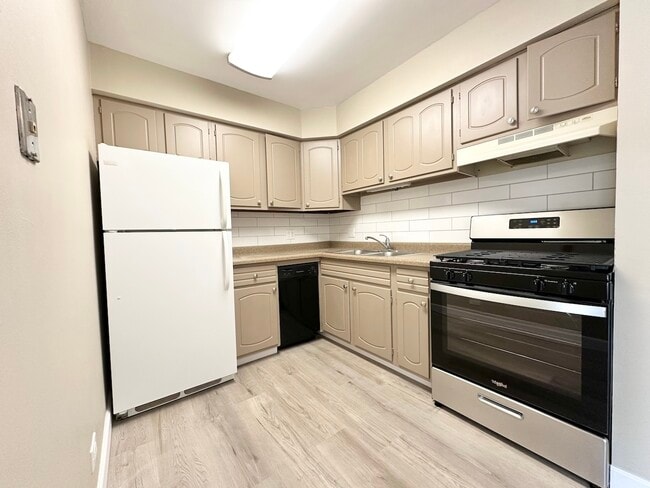 Building Photo - 915 Westmoreland Dr