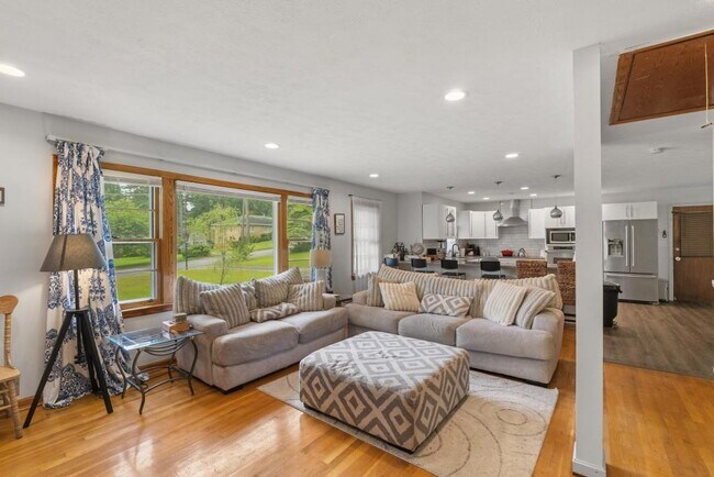 Foto del edificio - 2720 Birchwood Way SW
