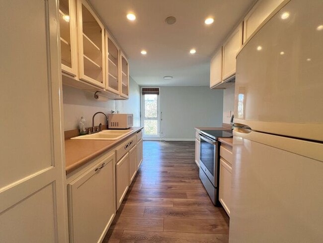 Building Photo - Condo Unit Available