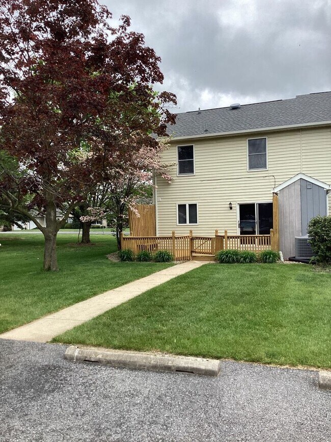 Building Photo - Well-Maintained 3-Bedroom End Unit Townhom...