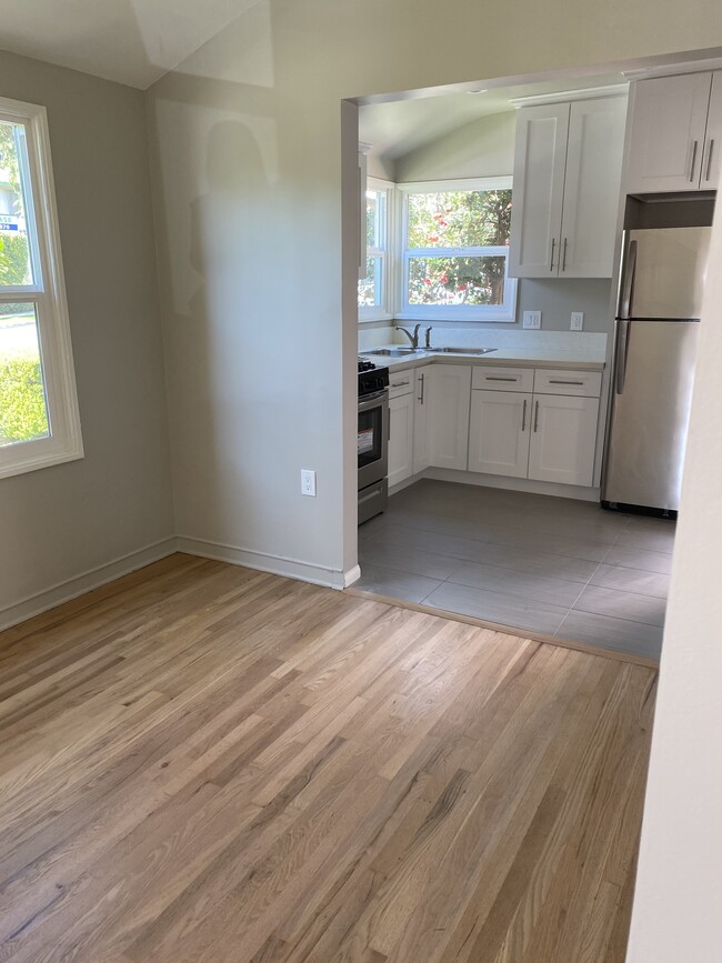 Dining & kitchen - 1300 N Central Ave