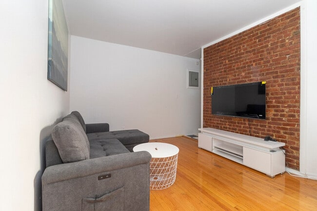 Foto del edificio - 300 E 93rd St