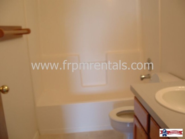 Building Photo - 2 Bed/1 Bath Townhome - W/D Included