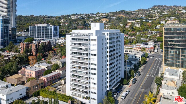 Building Photo - 999 N Doheny Dr