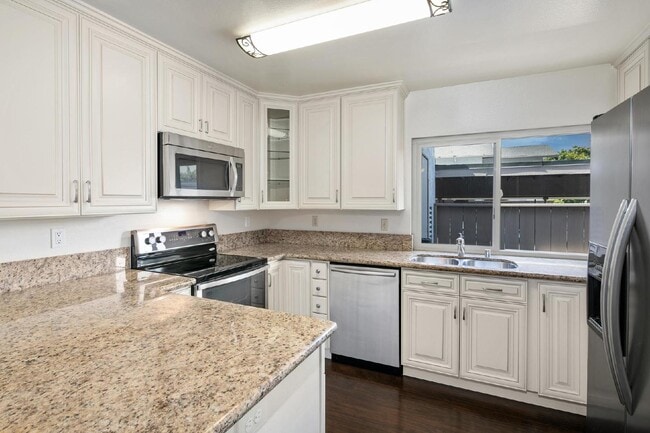 Building Photo - Stunning townhouse in La Jolla / North UTC area