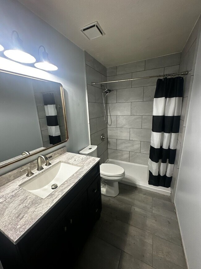 Foto del edificio - Cozy & Convenient 2 Bedroom, 1 Bath Duplex with Large Yard & Deck