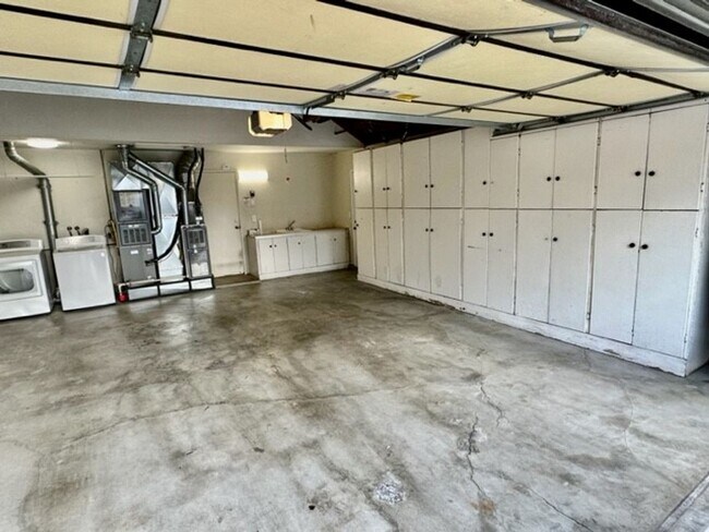 Building Photo - 2323 Easthills Dr