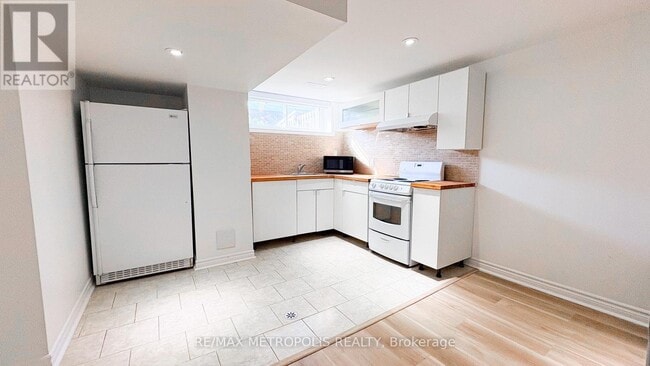 Building Photo - 1028 McCullough Dr