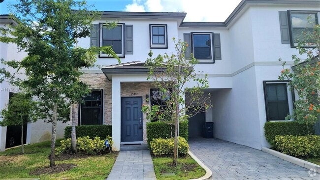 Building Photo - 1545 SW 28th St