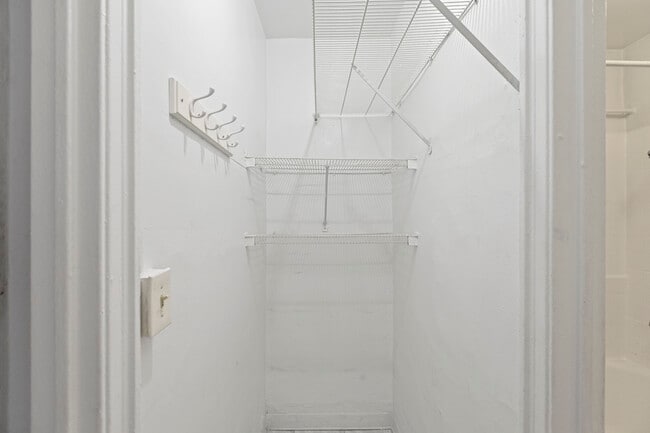 Building Photo - 428 W Wellington Ave