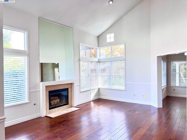 Building Photo - 6180 Lakeview Cir