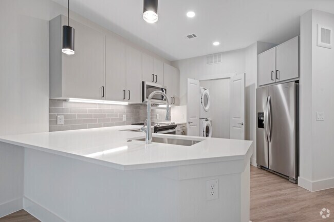 1BR, 1BA - 717SF - Kitchen - Aura Main Street