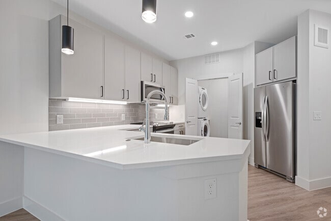 1BR, 1BA - 717SF - Kitchen - Aura Main Street