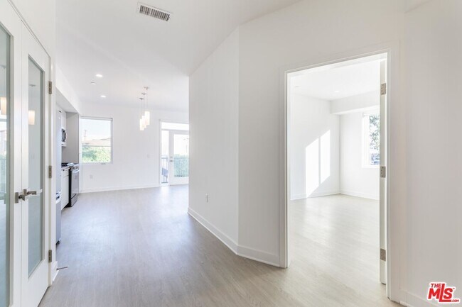 Building Photo - 843 Wilcox Ave