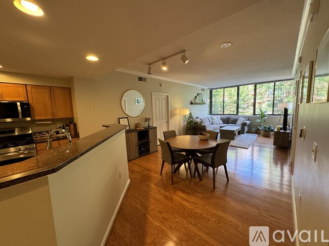 Building Photo - 2220 Fairfax Dr