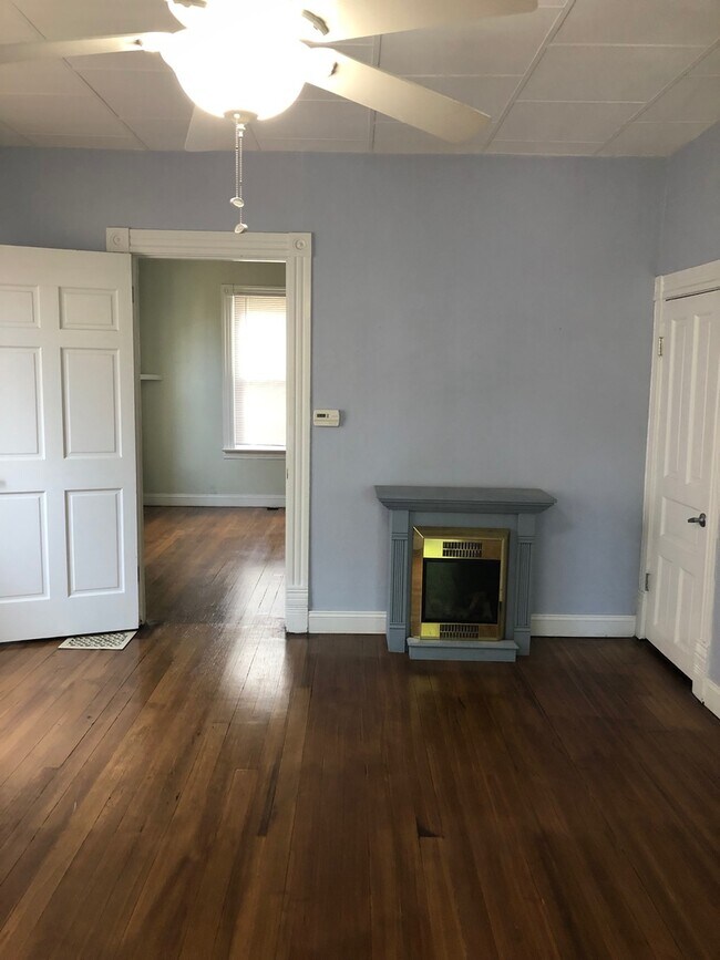Building Photo - Cute 2 Bedroom Bungalow in Edwardsville