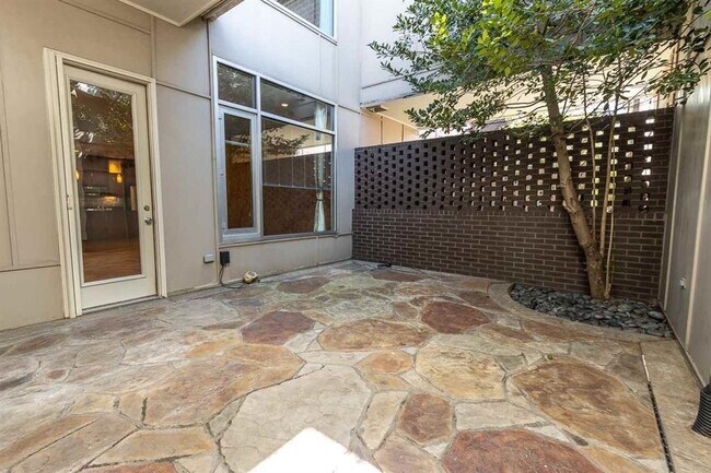 Foto del edificio - 18 W Georgia Ave