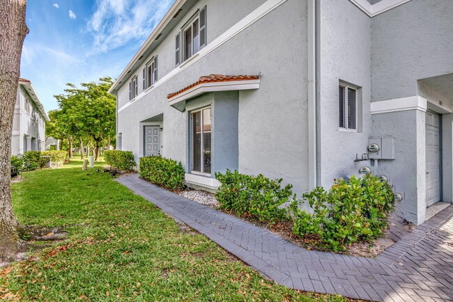 Building Photo - 1923 Alamanda Way
