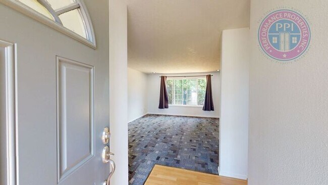 Building Photo - Desirable Sandy Neighborhood / Beautiful Single Level Ranch / Open Floor-Plan, Central Air