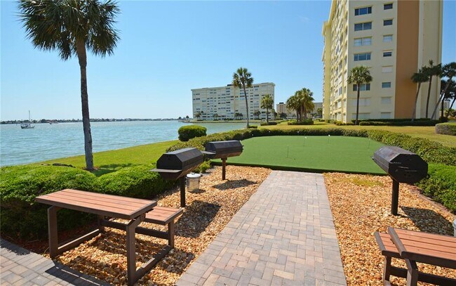 Foto del edificio - 4700 Cove Cir