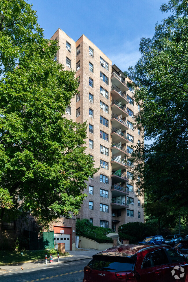 Building Photo - 735 Kappock St