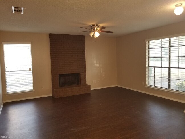 Building Photo - 2 br, 2 bath Duplex - 2007 Oakwood Court B