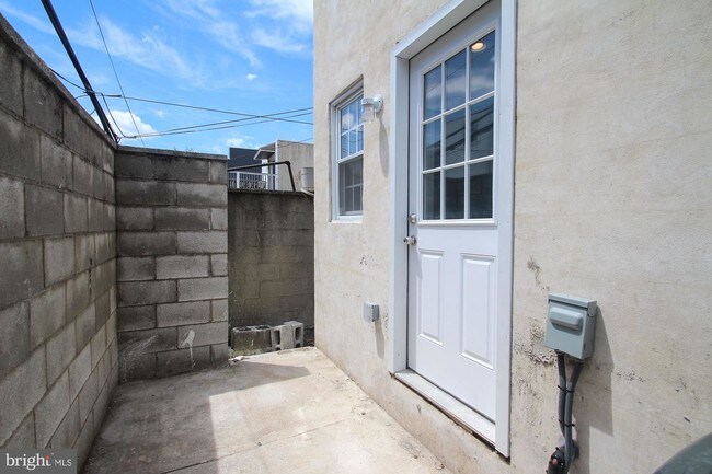 Building Photo - 208 McClellan St