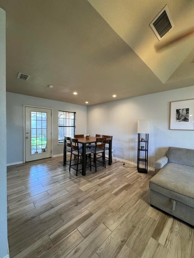 Building Photo - 1108 Topaz Trail