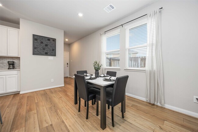 Foto del edificio - 7047 Silverleaf Oak St